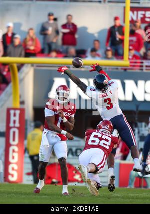 5 novembre 2022: Arkansas QB KJ Jefferson #1 se tient dans la poche livrant une balle sur le terrain. Liberty a battu Arkansas 21-19 à Fayetteville, AR, Richey Miller/CSM Banque D'Images