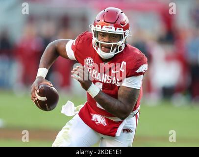 5 novembre 2022: KJ Jefferson #1 Arkansas QB brouille le terrain avec la balle. Liberty a battu Arkansas 21-19 à Fayetteville, AR, Richey Miller/CSM Banque D'Images