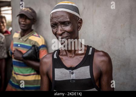 Freetown, Sierra Leone. 07th novembre 2021. Hassan Kanu, 52 ans, un travailleur communautaire local qui a appelé la Croix-Rouge après l'explosion du pétrolier. Au moins 107 personnes ont été tuées après qu'un camion-citerne en rotation ait été frappé à grande vitesse par un camion et que le carburant qui fuyait a pris feu. Parmi les victimes figuraient des femmes commerçants, des conducteurs de moto qui se sont précipités pour récupérer le carburant et des passagers en minibus. Crédit : SOPA Images Limited/Alamy Live News Banque D'Images