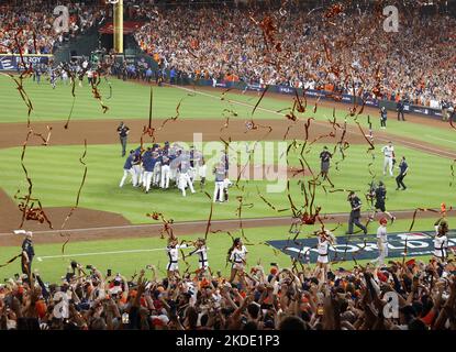 Les joueurs d'Astros de Houston célèbrent sur le terrain après avoir battu les Phillies de Philadelphie 4-1 dans le jeu six de la série mondiale 2022 à minute Maid Park à Houston samedi, 5 novembre 2022. Les Astros ont vaincu les Phillies dans six jeux pour gagner la série mondiale 2022. Photo de John Angelillo/UPI. Banque D'Images