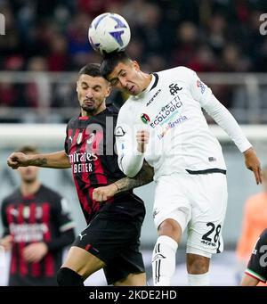 Milan. 5th novembre 2022. Le Rade Krunic (front L) d'AC Milan vit avec Michael Ellertsson de Spezia lors de leur match de football Serie A à Milan, Italie, le 5 novembre 2022. Credit: STR/Xinhua/Alay Live News Banque D'Images