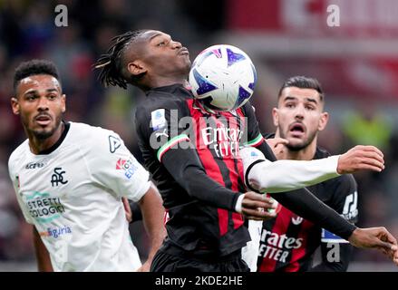 Milan. 5th novembre 2022. Rafael Leao (C) d'AC Milan contrôle le ballon lors du match de football de la série A contre Spezia à Milan, Italie, le 5 novembre 2022. Credit: STR/Xinhua/Alay Live News Banque D'Images