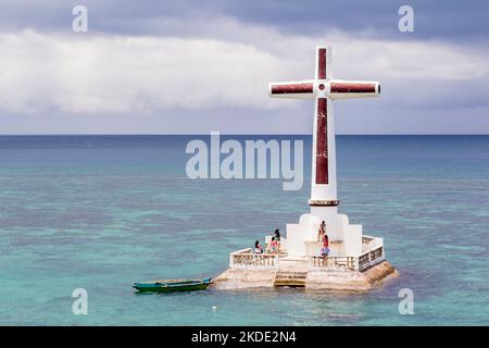 Énorme croix marquant l'emplacement du cimetière coulé à Camiguin, Philippines Banque D'Images