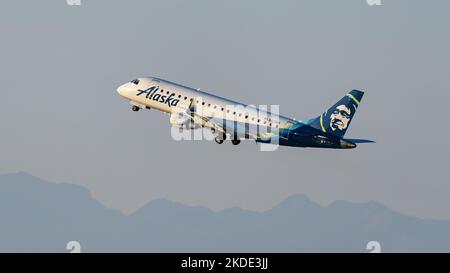 Richmond, Colombie-Britannique, Canada. 14th octobre 2022. Un avion de ligne à corps étroit Alaska Horizon Embraer E175LR (N623QX) aéroporté au décollage de l'aéroport international de Vancouver. (Image de crédit : © Bayne Stanley/ZUMA Press Wire) Banque D'Images