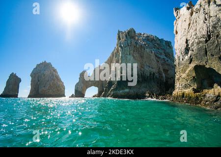 Les terres terminent les formations rocheuses à l'extrémité de la péninsule de Baja près de Cabo San Lucas, au Mexique Banque D'Images