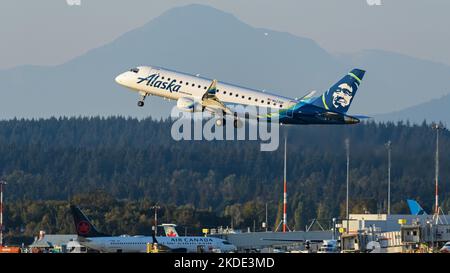 Richmond, Colombie-Britannique, Canada. 14th octobre 2022. Un avion de ligne à corps étroit Alaska Horizon Embraer E175LR (N623QX) aéroporté au décollage de l'aéroport international de Vancouver. (Image de crédit : © Bayne Stanley/ZUMA Press Wire) Banque D'Images