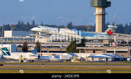 Richmond, Colombie-Britannique, Canada. 14th octobre 2022. Un avion de ligne turbo-prop Air Canada Express (Jazz Aviation) de Havilland Canada Dash 8-400 (C-GGBF) quitte l'aéroport international de Vancouver. (Image de crédit : © Bayne Stanley/ZUMA Press Wire) Banque D'Images