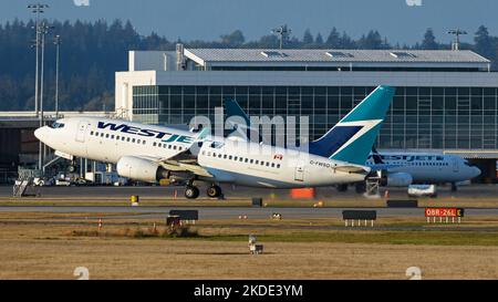Richmond, Colombie-Britannique, Canada. 14th octobre 2022. Un avion de ligne Boeing 737-700 de WestJet Airlines (C-FWSO) part de l'aéroport international de Vancouver. (Image de crédit : © Bayne Stanley/ZUMA Press Wire) Banque D'Images