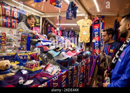 Barcelone, Espagne. 05th novembre 2022. Les supporters achètent des foulards Barça (FC Barcelona) en dehors de Spotify Camp Nou quelques minutes avant le lancement. Gerard Piqué du FC Barcelone jouera aujourd'hui son dernier match contre UD Almería. Crédit : SOPA Images Limited/Alamy Live News Banque D'Images