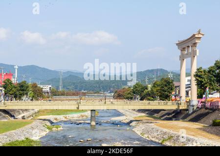 Pont avec une porte torii sur une rivière à Takayama, Japon Banque D'Images