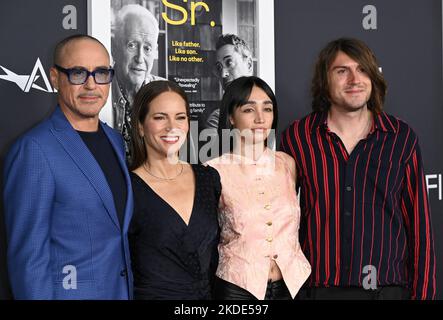 Los Angeles, États-Unis. 04th novembre 2022. Robert Downey Jr., épouse Susan Downey, fils Indio Falconer Downey et petite amie à la première de l'AFI Fest pour 'sr.' au TCL Chinese Theatre, Hollywood. Crédit photo : Paul Smith/Alamy Live News Banque D'Images