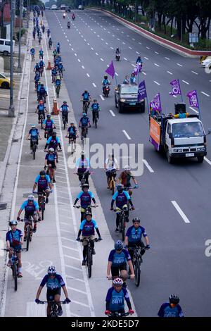 Quezon City, RCN, Philippines. 5th novembre 2022. La pédale pour les gens et la planète action de vélo.les amateurs de cyclisme et les gens ordinaires se joindront aux militants du climat dans des événements de cyclisme coordonnés dans 9 pays asiatiques le jour de l'ouverture du sommet climatique COP27 en Egypte. COP27 aura lieu à la station balnéaire de Charm el-Cheikh de 6 novembre à 18. La pédale pour les gens et la planète se tiendra dans plus de 40 villes et villes des Philippines, de l'Indonésie, de la Malaisie, du Vietnam, du Japon, Bangladesh, Inde, Pakistan et Népal. Les motards appelleront immédiatement les gouvernements des pays développés Banque D'Images