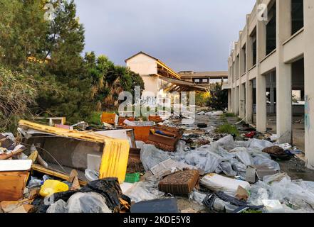 Limassol, Chypre, 20 janvier 2020 : déchets domestiques et industriels en plein air polluant l'environnement. Pollution de l'environnement, recyclage Banque D'Images