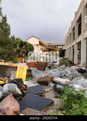 Limassol, Chypre, 20 janvier 2020 : déchets domestiques et industriels en plein air polluant l'environnement. Pollution de l'environnement, recyclage Banque D'Images