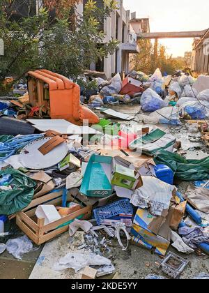 Limassol, Chypre, 20 janvier 2020 : déchets domestiques et industriels en plein air polluant l'environnement. Pollution de l'environnement, recyclage Banque D'Images