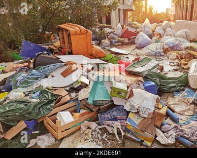 Limassol, Chypre, 20 janvier 2020 : déchets domestiques et industriels en plein air polluant l'environnement. Pollution de l'environnement, recyclage Banque D'Images