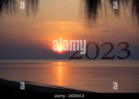 2023 concept du nouvel an heureux, beau paysage marin de la plage avec 2023 texte au lever du soleil le matin et l'espace de copie, commencer la vie nouvelle. Banque D'Images