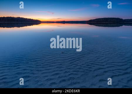 Lac Fuerstensee, eau claire avec structure de vagues dans le sable, coucher de soleil, parc national de Mueritz, Fuerstensee, Mecklembourg-Poméranie occidentale, Allemagne Banque D'Images