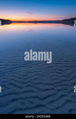 Lac Fuerstensee, eau claire avec structure de vagues dans le sable, coucher de soleil, parc national de Mueritz, Fuerstensee, Mecklembourg-Poméranie occidentale, Allemagne Banque D'Images