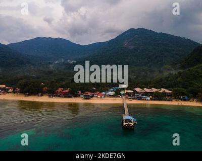 Gunung Kajang, vue sur la jetée de la plage de Paya à Tioman Island, Pahag Banque D'Images