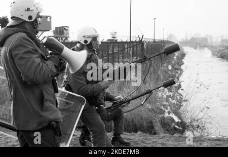 Vers 100, 000 manifestants, pacifiques et violents, sont venus à Brokdorf dans le district de Steinburg pour protester contre une centrale nucléaire protégée Banque D'Images