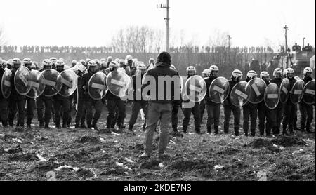 Vers 100, 000 manifestants, pacifiques et violents, sont venus à Brokdorf dans le district de Steinburg pour protester contre une centrale nucléaire protégée Banque D'Images