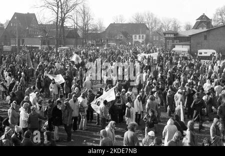 Vers 100, 000 manifestants, pacifiques et violents, sont venus à Brokdorf dans le district de Steinburg pour protester contre une centrale nucléaire protégée Banque D'Images