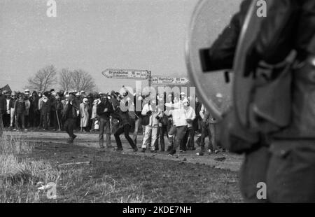 Vers 100, 000 manifestants, pacifiques et violents, sont venus à Brokdorf dans le district de Steinburg pour protester contre une centrale nucléaire protégée Banque D'Images
