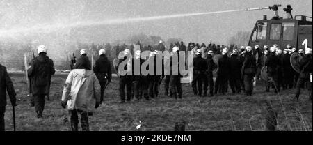 Vers 100, 000 manifestants, pacifiques et violents, sont venus à Brokdorf dans le district de Steinburg pour protester contre une centrale nucléaire protégée Banque D'Images