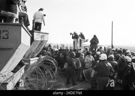 Vers 100, 000 manifestants, pacifiques et violents, sont venus à Brokdorf dans le district de Steinburg pour protester contre une centrale nucléaire protégée Banque D'Images