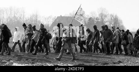 Vers 100, 000 manifestants, pacifiques et violents, sont venus à Brokdorf dans le district de Steinburg pour protester contre une centrale nucléaire protégée Banque D'Images