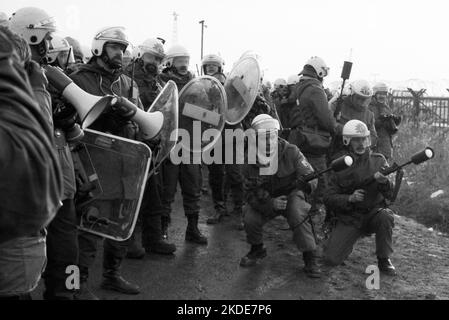 Vers 100, 000 manifestants, pacifiques et violents, sont venus à Brokdorf dans le district de Steinburg pour protester contre une centrale nucléaire protégée Banque D'Images
