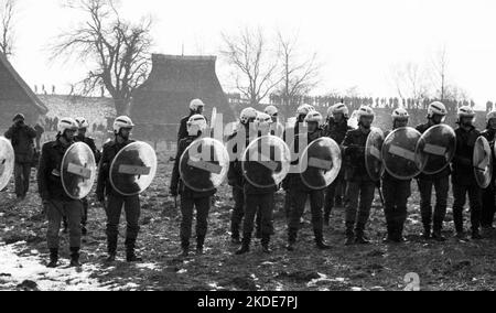 Vers 100, 000 manifestants, pacifiques et violents, sont venus à Brokdorf dans le district de Steinburg pour protester contre une centrale nucléaire protégée Banque D'Images