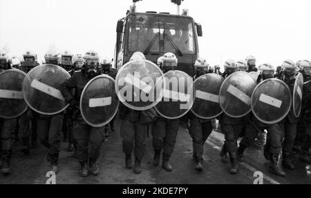 Vers 100, 000 manifestants, pacifiques et violents, sont venus à Brokdorf dans le district de Steinburg pour protester contre une centrale nucléaire protégée Banque D'Images