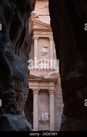 Trésor ou Khazne al-Firaun détail et le Siq de Petra, une tombe nabatéenne à Wadi Musa Banque D'Images