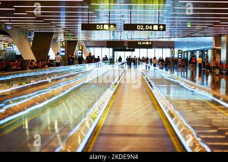 Glisse vers le salon des départs. Allées en mouvement dans une zone d'attente bondée de l'aéroport. Banque D'Images