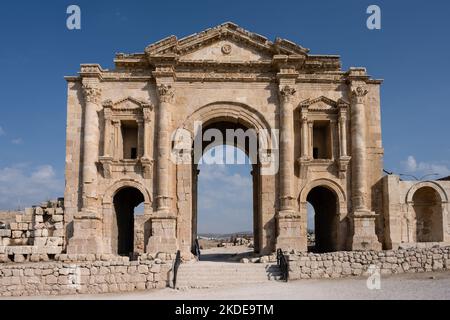 Arche d'Hadrien, une porte antique romaine triple arcades à Jerash, anciennement Gerasa, Jordanie Banque D'Images