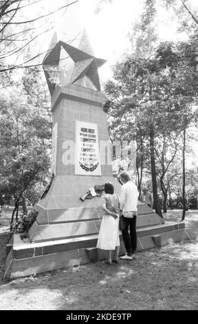 Le jour de l'anti-guerre 1982, les participants au rassemblement de fleurs pour Stukenbrock ont commémoré les victimes du régime nazi et ont en même temps manifesté Banque D'Images