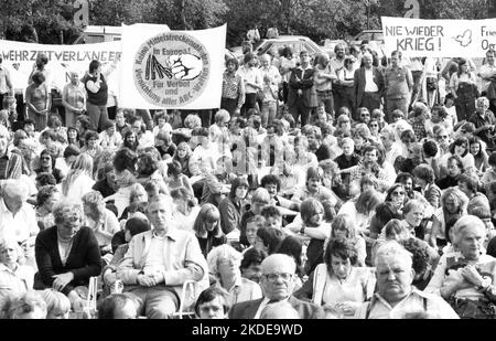 Le jour de l'anti-guerre 1982, les participants au rassemblement de fleurs pour Stukenbrock ont commémoré les victimes du régime nazi et ont en même temps manifesté Banque D'Images