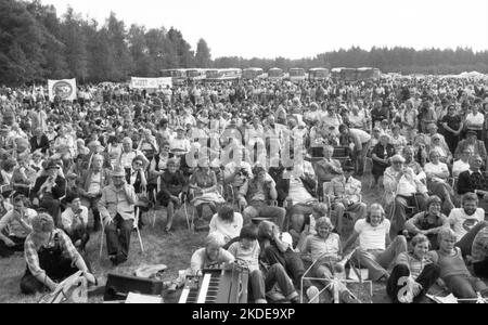 Le jour de l'anti-guerre 1982, les participants au rassemblement de fleurs pour Stukenbrock ont commémoré les victimes du régime nazi et ont en même temps manifesté Banque D'Images