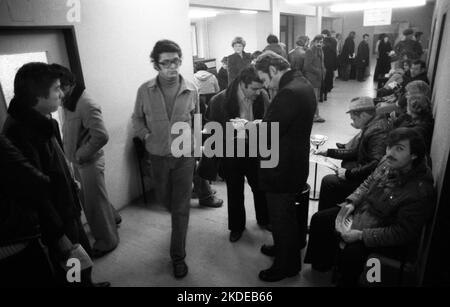 Grande foule de chômeurs au bureau du travail sur 23.01.1980 à Dortmund, en Allemagne Banque D'Images