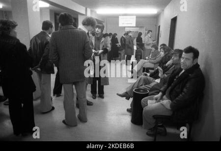 Grande foule de chômeurs au bureau du travail sur 23.01.1980 à Dortmund, en Allemagne Banque D'Images