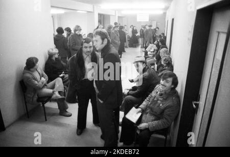 Grande foule de chômeurs au bureau du travail sur 23.01.1980 à Dortmund, en Allemagne Banque D'Images