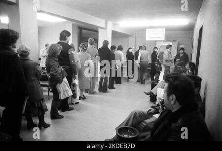 Grande foule de chômeurs au bureau du travail sur 23.01.1980 à Dortmund, en Allemagne Banque D'Images