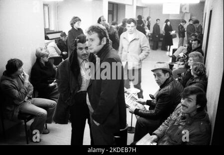 Grande foule de chômeurs au bureau du travail sur 23.01.1980 à Dortmund, en Allemagne Banque D'Images