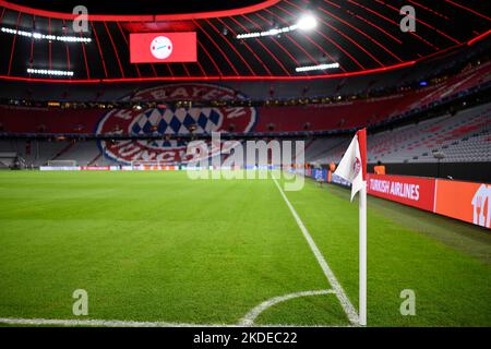 Vue d'ensemble intérieur Allianz Arena, vide, drapeau d'angle avec logo FC Bayern Munich, tableau de bord, Munich, Bavière, Allemagne Banque D'Images