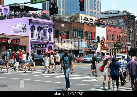 Bars et enseignes au néon sur Broadway, Nashville, Tennessee, États-Unis d'Amérique Banque D'Images