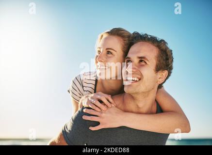 Les jours les plus heureux sont à nouveau ici. Un jeune couple heureux qui profite d'une promenade en plein air. Banque D'Images