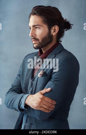 L'avenir appartient à ceux qui ont de la vision. Photo studio d'un jeune homme beau et regardant réfléchi sur fond gris. Banque D'Images