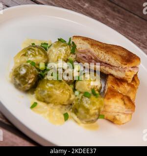 Recette pour des filets de poulet faits maison de style cordon bleu avec choux de Bruxelles Banque D'Images